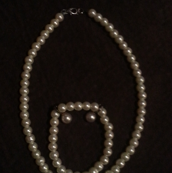 Pearl necklace bracelet and earrings - Picture 4 of 4